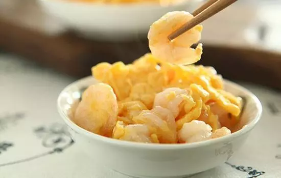 做滑蛋蝦仁,只加食鹽是不行的,多加這樣「東西」,軟嫩無腥味