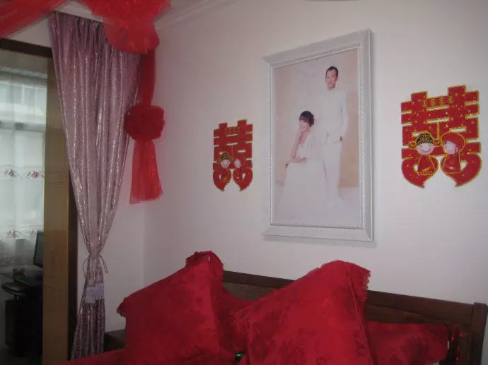 女子新婚夜去世,婆婆嫌晦氣連夜火化,弄完回家,推開門情緒失控