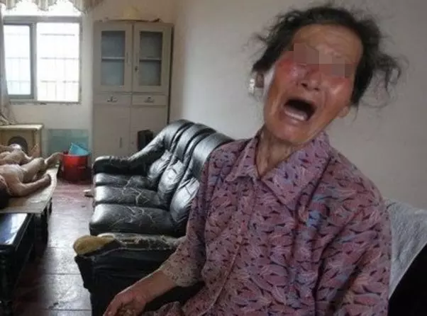 女子新婚夜去世,婆婆嫌晦氣連夜火化,弄完回家,推開門情緒失控