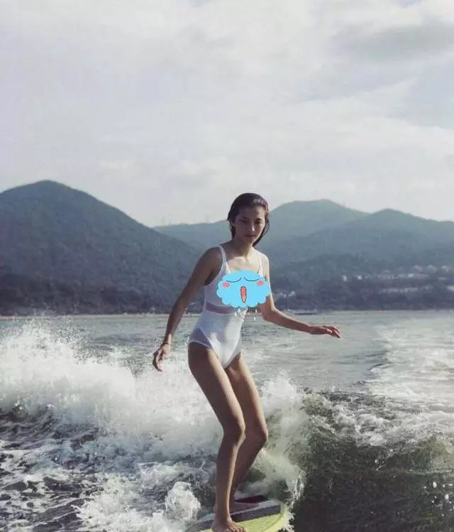 林峰現女友曬燭光晚宴,吳千語曬海邊衝浪,一個人的生活略顯淒涼~