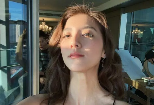 林峰現女友曬燭光晚宴,吳千語曬海邊衝浪,一個人的生活略顯淒涼~