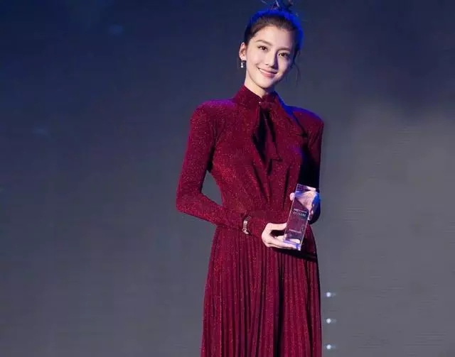 林峰現女友曬燭光晚宴,吳千語曬海邊衝浪,一個人的生活略顯淒涼~