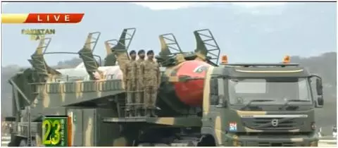 中國空軍殲-10亮相巴基斯坦國慶閱兵 上演16分鐘震撼特技