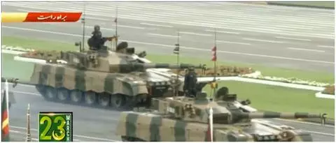 中國空軍殲-10亮相巴基斯坦國慶閱兵 上演16分鐘震撼特技