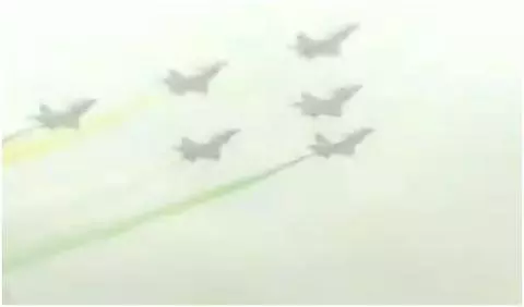 中國空軍殲-10亮相巴基斯坦國慶閱兵 上演16分鐘震撼特技
