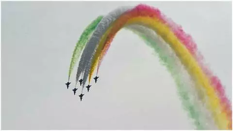 中國空軍殲-10亮相巴基斯坦國慶閱兵 上演16分鐘震撼特技