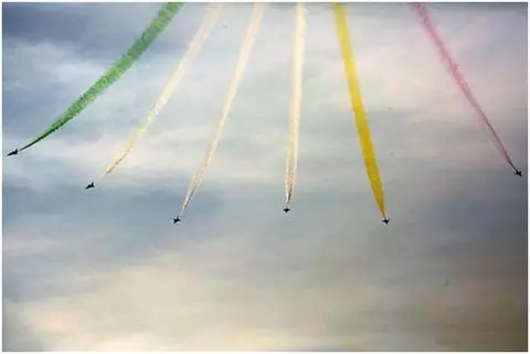 中國空軍殲-10亮相巴基斯坦國慶閱兵 上演16分鐘震撼特技