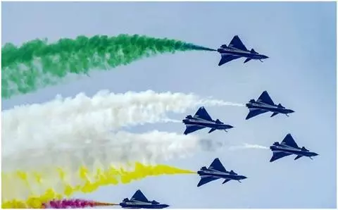 中國空軍殲-10亮相巴基斯坦國慶閱兵 上演16分鐘震撼特技