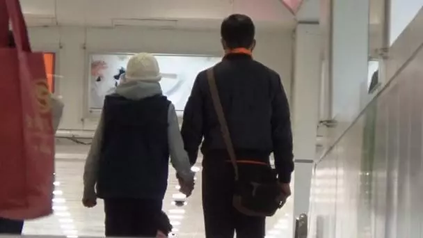 黃日華妻子大病初癒老態龍鍾,夫妻逛街十指緊扣很恩愛!