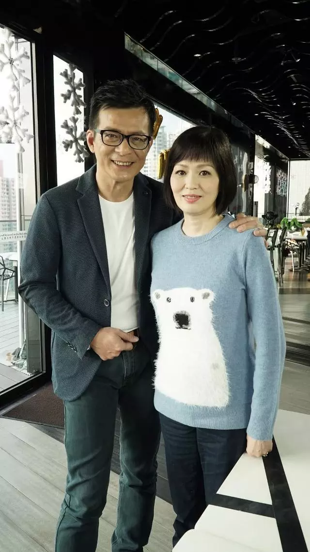黃日華妻子大病初癒老態龍鍾,夫妻逛街十指緊扣很恩愛!
