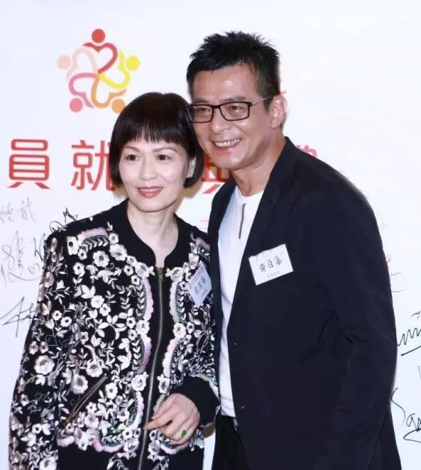 黃日華妻子大病初癒老態龍鍾,夫妻逛街十指緊扣很恩愛!