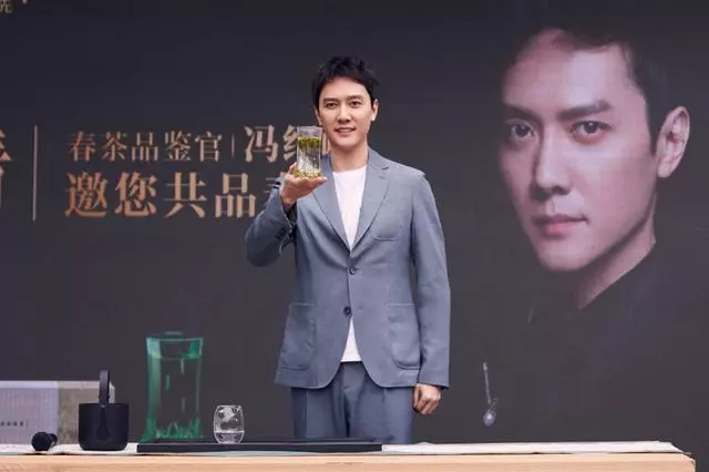 趙麗穎坐月子,胖的卻是馮紹峰?雙下巴難掩帥氣,一身西裝太酷了!