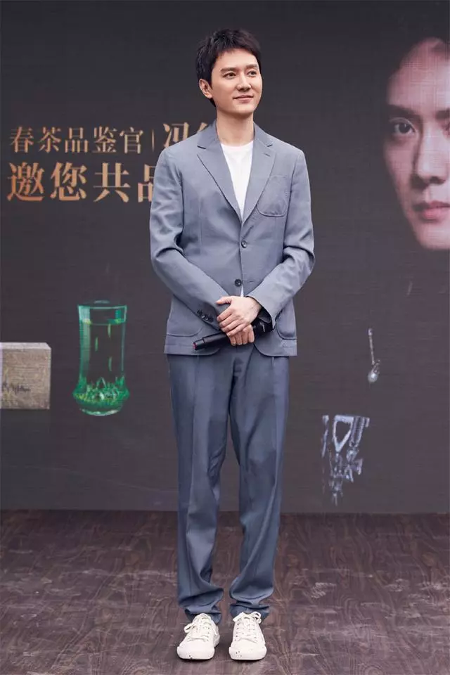 趙麗穎坐月子,胖的卻是馮紹峰?雙下巴難掩帥氣,一身西裝太酷了!