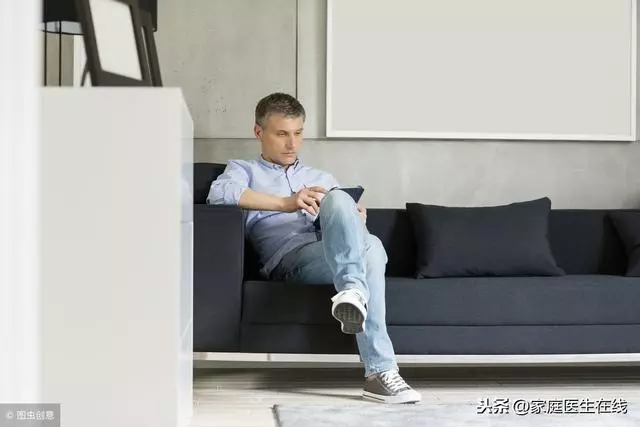 喜歡蹺二郎腿的人,身體早已發生2個變化,只是你還不知道