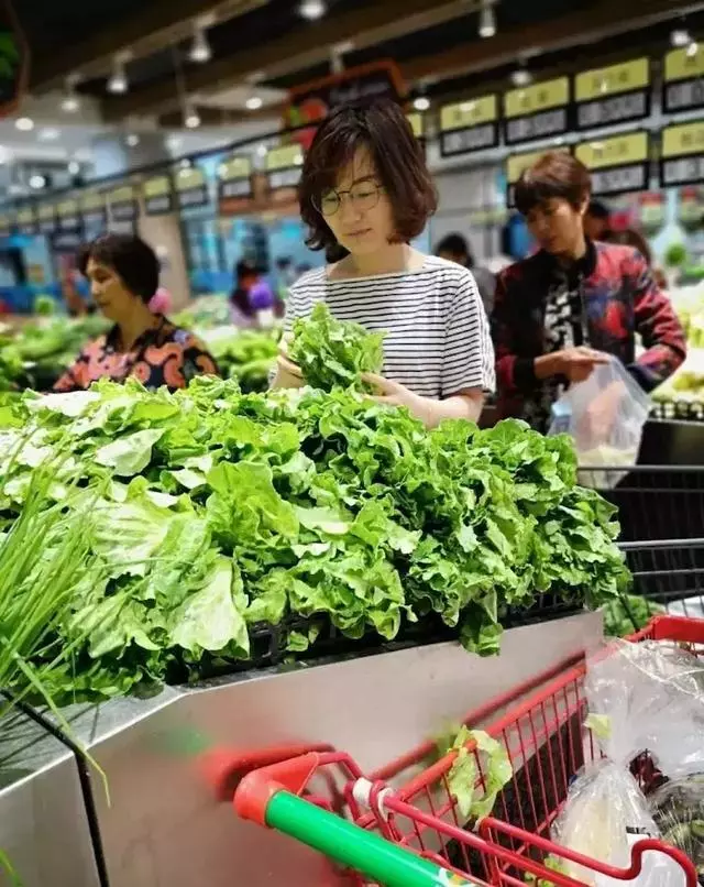 為何年輕人寧願去超市買貴菜,也不願去買老人賣的菜?原因很現實