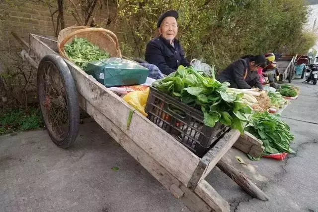 為何年輕人寧願去超市買貴菜,也不願去買老人賣的菜?原因很現實