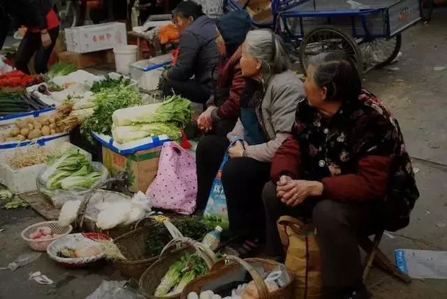 為何年輕人寧願去超市買貴菜,也不願去買老人賣的菜?原因很現實