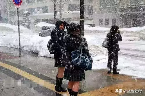 為什麼日本女孩在冬天敢穿裙子,答案是這樣的?可算明白了