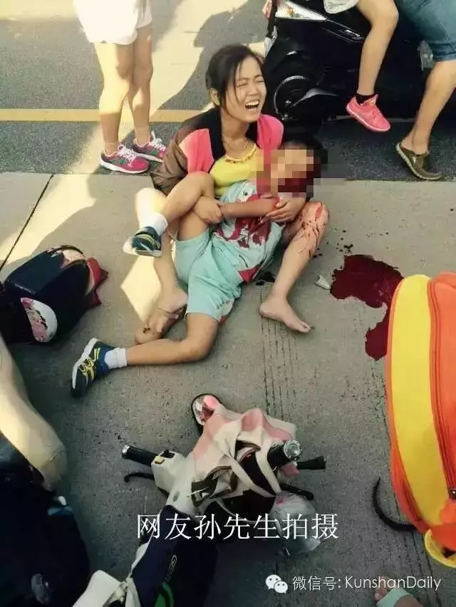 血的教訓!孩子沒了,媽媽跪地崩潰大哭!家長接送孩子千萬小心,所有台灣人都快來看....