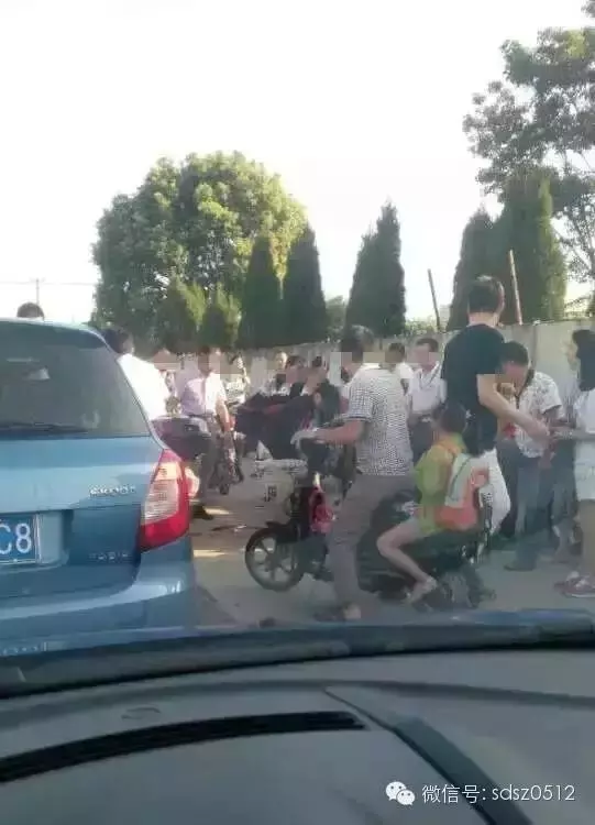 血的教訓!孩子沒了,媽媽跪地崩潰大哭!家長接送孩子千萬小心,所有台灣人都快來看....