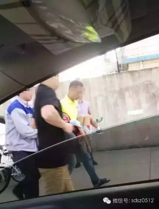 血的教訓!孩子沒了,媽媽跪地崩潰大哭!家長接送孩子千萬小心,所有台灣人都快來看....