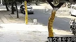 血的教訓!孩子沒了,媽媽跪地崩潰大哭!家長接送孩子千萬小心,所有台灣人都快來看....