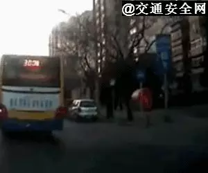 血的教訓!孩子沒了,媽媽跪地崩潰大哭!家長接送孩子千萬小心,所有台灣人都快來看....