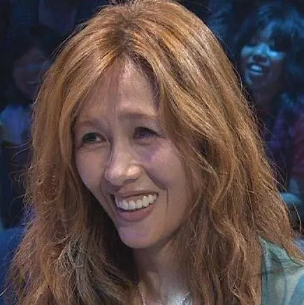 50歲的工藤靜香幾乎毀容!卻被「男神木村拓哉」寵愛16年!一看她年輕時的照片,才發現木村拓哉早計畫好了!