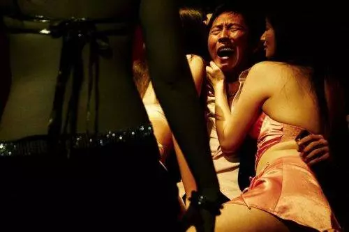 【假拍戲真吃豆腐!】鈕承澤 「10秒床戲」 硬上畫面曝光! 柯奐如爆料: 全程只戴著套套, 拍了5小時!