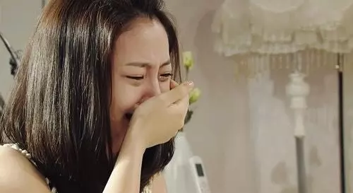 丈夫工資3萬,每月上交給妻子,妻子偷偷買房,刷卡時傻住