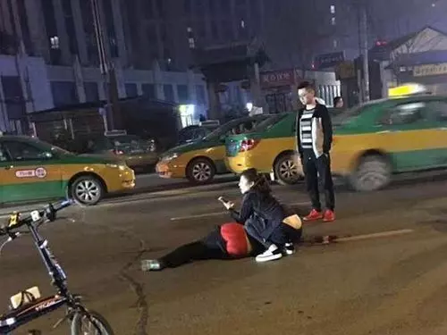 女子強行開車,將男友拖行200公尺,導致死亡!死者哥哥:她看見了還一直加速……