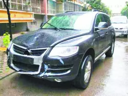 女子強行開車,將男友拖行200公尺,導致死亡!死者哥哥:她看見了還一直加速……