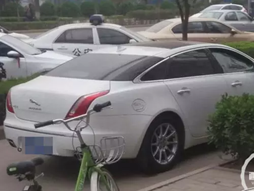 女子強行開車,將男友拖行200公尺,導致死亡!死者哥哥:她看見了還一直加速……