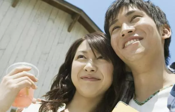 我帶老婆去民政局離婚，出來後她送我一張紙，打開後我掩面痛哭