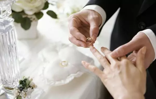 我帶老婆去民政局離婚，出來後她送我一張紙，打開後我掩面痛哭