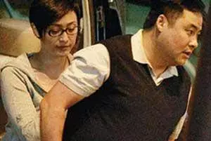 6段戀情5次小三上位,被騙財騙色!如今50歲仍淒慘單身,慘和81歲老父親相依為命!