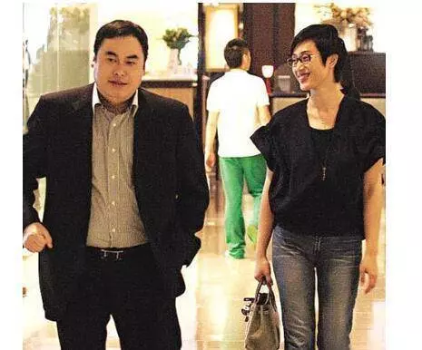 6段戀情5次小三上位,被騙財騙色!如今50歲仍淒慘單身,慘和81歲老父親相依為命!