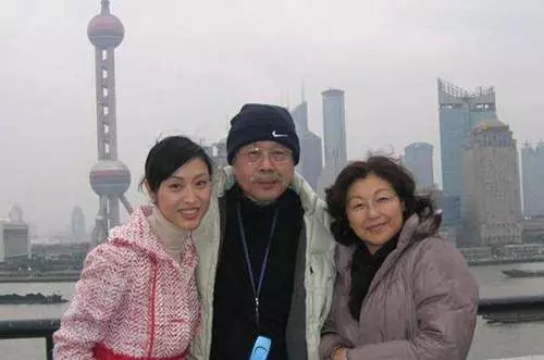 6段戀情5次小三上位,被騙財騙色!如今50歲仍淒慘單身,慘和81歲老父親相依為命!