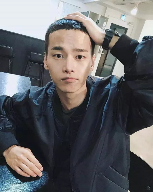 今年入伍的韓國男團成員當中SHINee崔珉豪最帥!EXO大哥最萌!