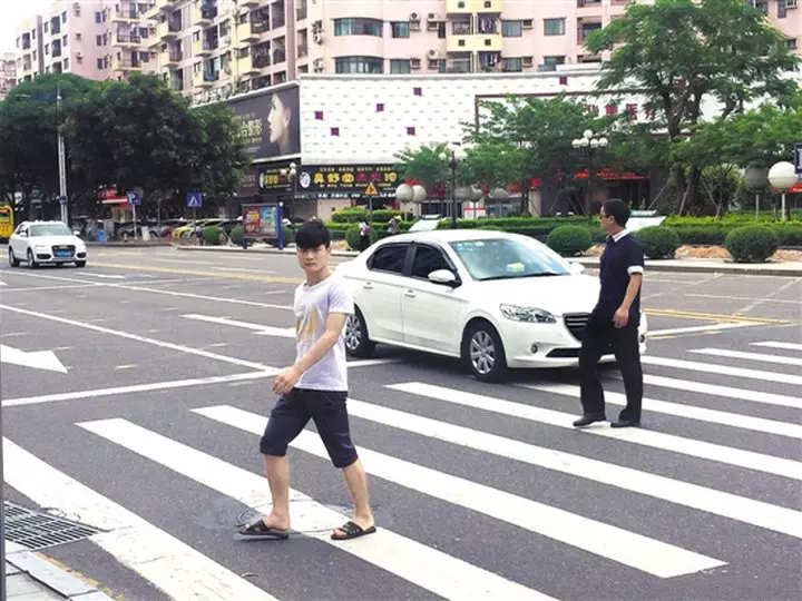 不禮讓行人開罰3600! 車進斑馬線「3米內不能有行人」開始嚴格執法