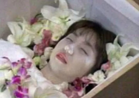 女子替父還債,拚命工作時猝死,火化後骨灰中的異物,讓父親淚崩