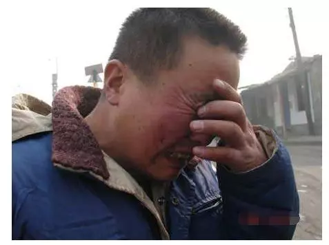 女子替父還債,拚命工作時猝死,火化後骨灰中的異物,讓父親淚崩