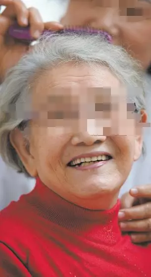 老人去世後，把銀行卡壓身下，兩女婿抬不動遺體，保姆卻輕鬆抬起