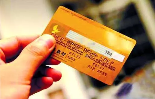 老人去世後，把銀行卡壓身下，兩女婿抬不動遺體，保姆卻輕鬆抬起