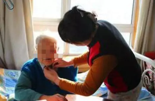 老人去世後，把銀行卡壓身下，兩女婿抬不動遺體，保姆卻輕鬆抬起