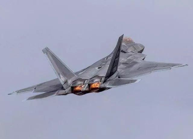 如何防止飛行員駕F-22叛逃?美國空軍有一滅絕手段,結局不寒而慄