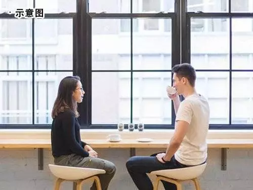 相親男一見面就要牽手,只買1個漢堡1張電影票,女網友:這麼小氣怎麼找老婆?