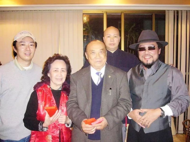 費玉清退休想養雞!一首《晚安曲》淚別舞台,坦言不聽父親當年「讓他休息」的勸告,如今後悔不已。