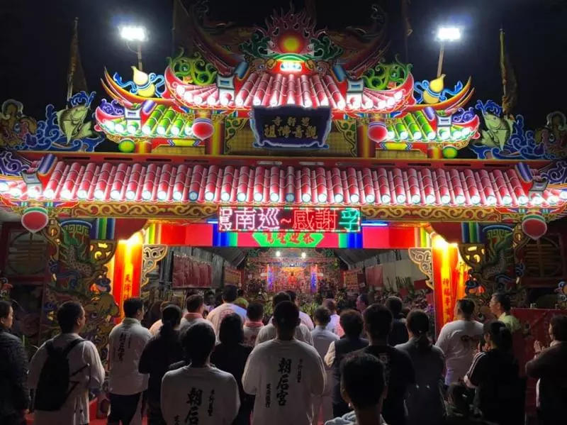 女子「中邪亂吼」男友按不住!媽祖顯靈「霸氣降妖」全場看傻…她清醒後「下跪謝媽祖」!