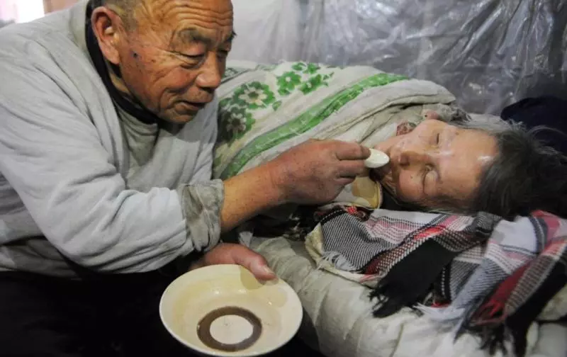 26年寸步不離!72歲老人常伴病妻,天天「餵食+洗尿布」…網淚:愛情最美的樣子!